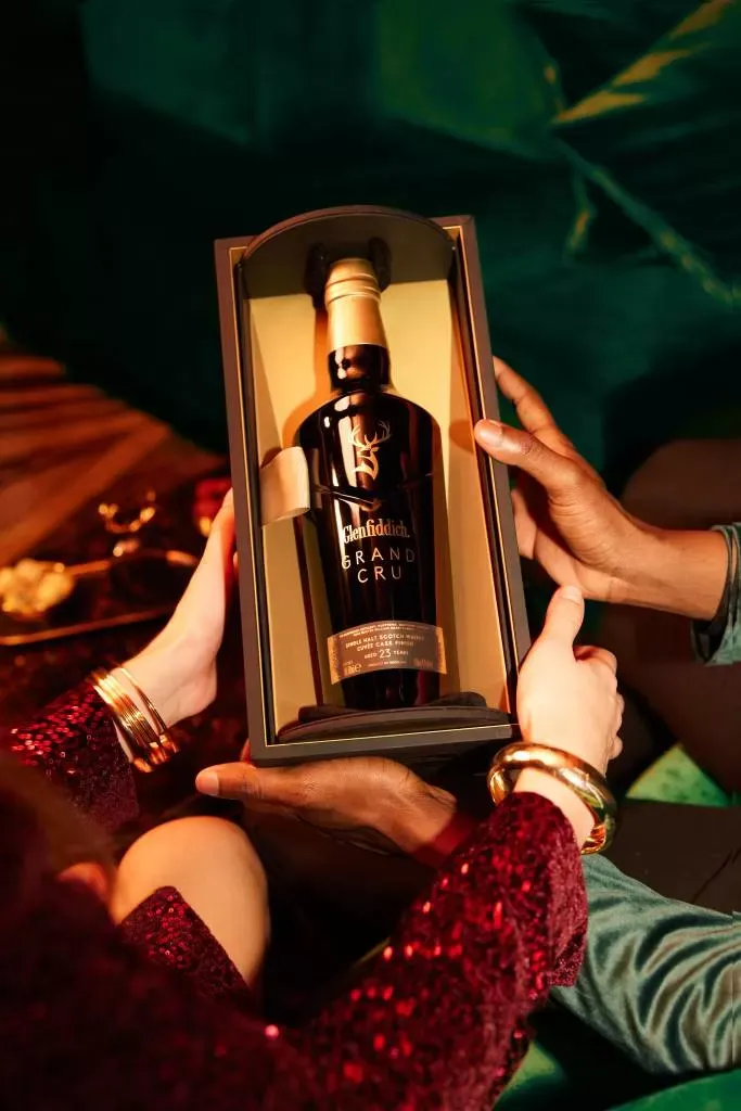 E-Commerce is in our {{gradient-pink:blood}}